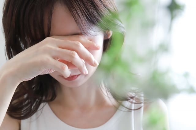 悩む女性